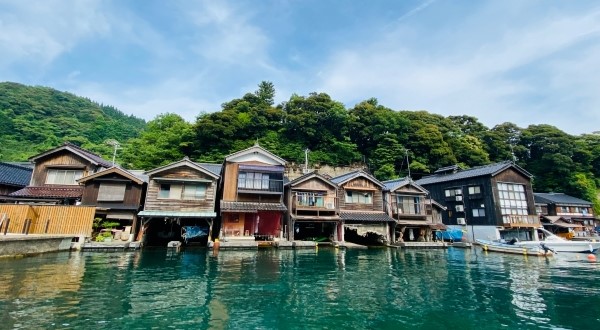 伊根被喻為日本的威尼斯，乘坐巡游觀光船，即可沉浸在伊根舟屋的美景中。.jpg