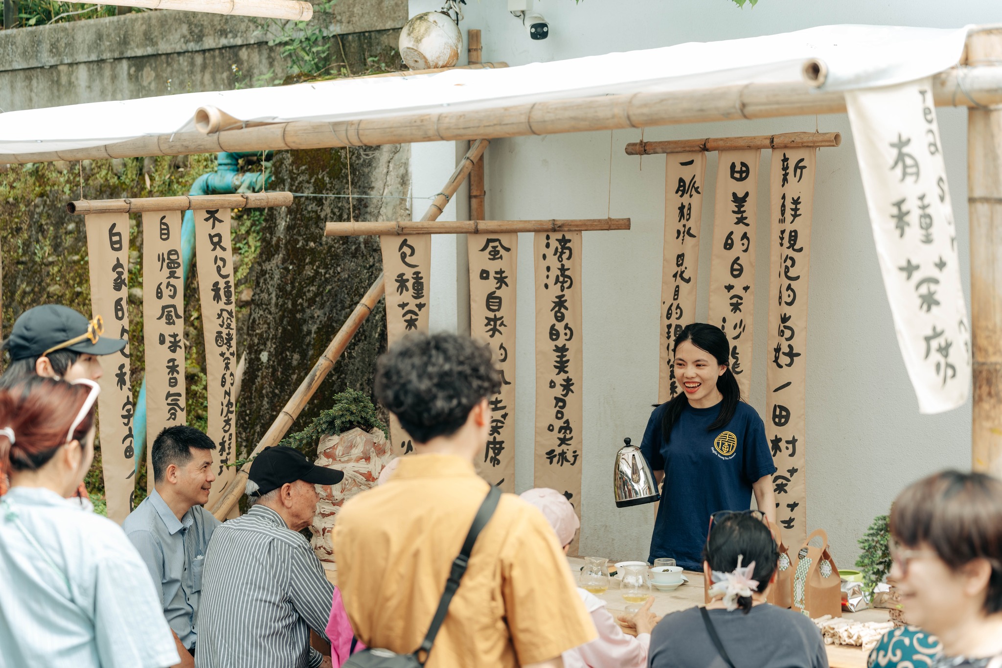 活動包含品茶及手作體驗，由在地茶青帶領民眾聞茶香、品好茶。 
