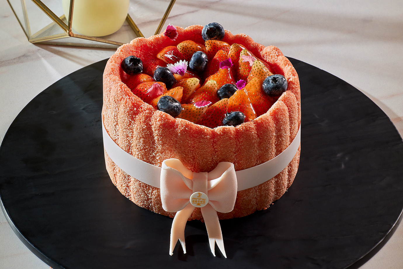 JR東日本大飯店台北品頌坊推出的草莓甜點「夏洛特草莓」(售價1,200元)，傳承英國宮廷的經典糕點，柔軟的手指餅乾包覆著香濃的香草羅勒慕斯與鮮甜草莓凍，口感層次分明，清新而細緻。