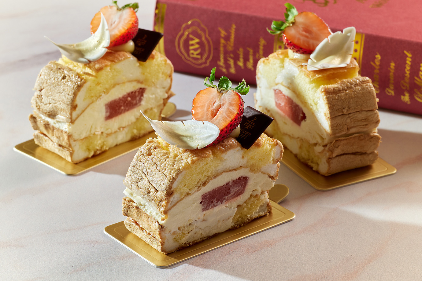 「草莓樞機卿」(售價240元)，這款源自奧地利的經典甜點是以白色天使麵糊和黃色海綿麵糊交錯烘烤，柔軟的蛋糕包裹滑順卡士達奶油與草莓凍，入口即化，幸福感爆棚！