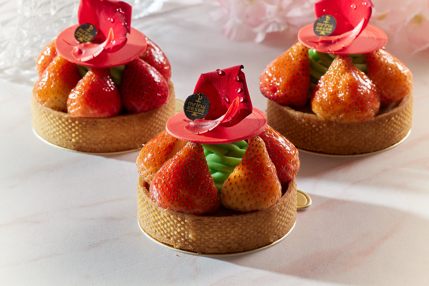 「開心果草莓塔」(售價240元)，以香濃的開心果慕斯搭配酥脆塔皮與新鮮草莓，帶來獨一無二的層次感。