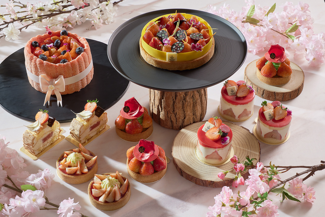 JR東日本大飯店台北的草莓季手工甜點於即日起至3月31日期間推出，草莓的酸甜滋味療癒味蕾，帶來戀愛般的心動口感，讓每一口都充滿驚喜與感動。