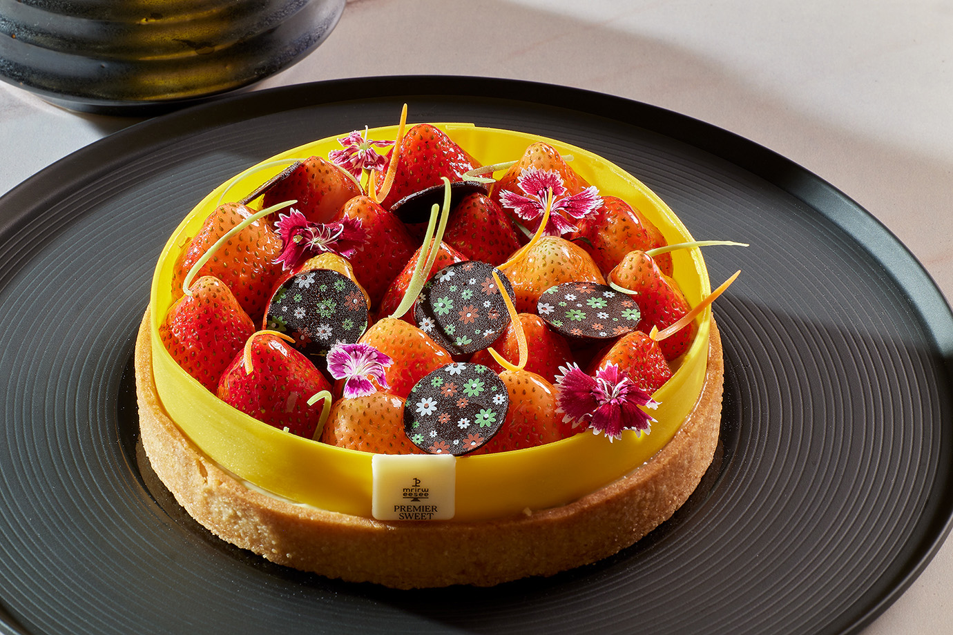 JR東日本大飯店台北品頌坊推出的草莓甜點「草莓派」(售價1,000元) ，口感外酥內柔，用香脆的杏仁派皮搭配酸甜濃郁的草莓餡料，散發出迷人的天然果香。