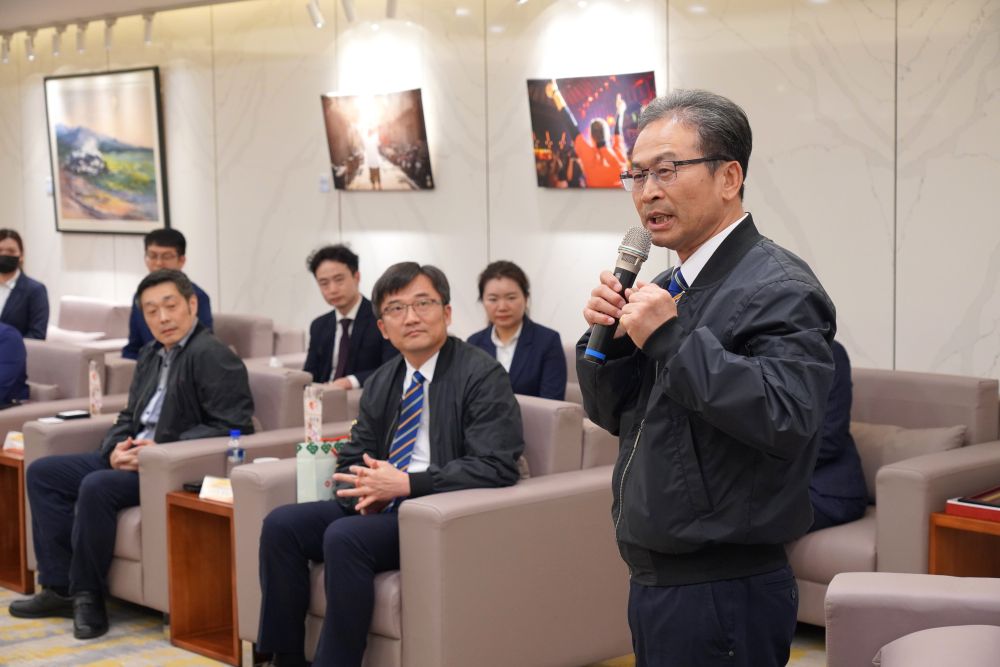 信創集團信銓建設總裁黃炳銘(右1)11日率領公司團隊成員出席新北好日子愛心大平台待用餐計畫捐贈儀式