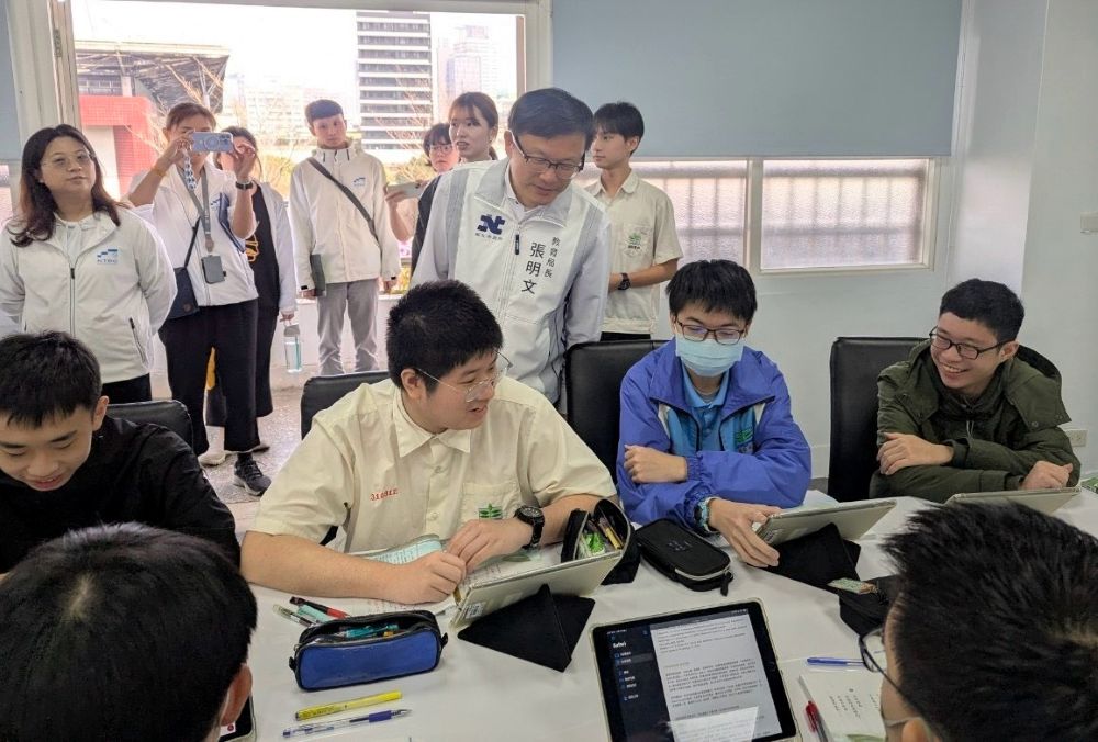 局長與學生一同參與未來教室國文課