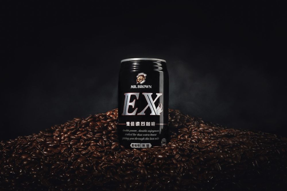 2025全新登場「伯朗EX雙倍濃烈黑咖啡」每罐330ml，建議售價30元