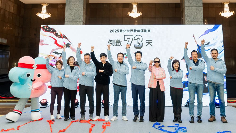 新北市副市長劉和然(左五)、臺北市市長蔣萬安(左六)與長官貴賓們一同比出「敬夢想」手勢合影