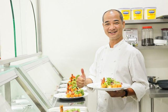 Master Chef Phạm Tuấn Hải trổ tài nấu nướng khiến khách hàng vô cùng thích thú
