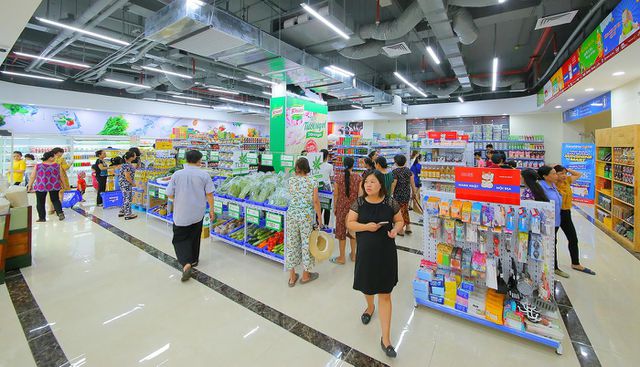 Các gian hàng được trưng bày đẹp mắt tại tầng 1 siêu thị Sunshine Mart.