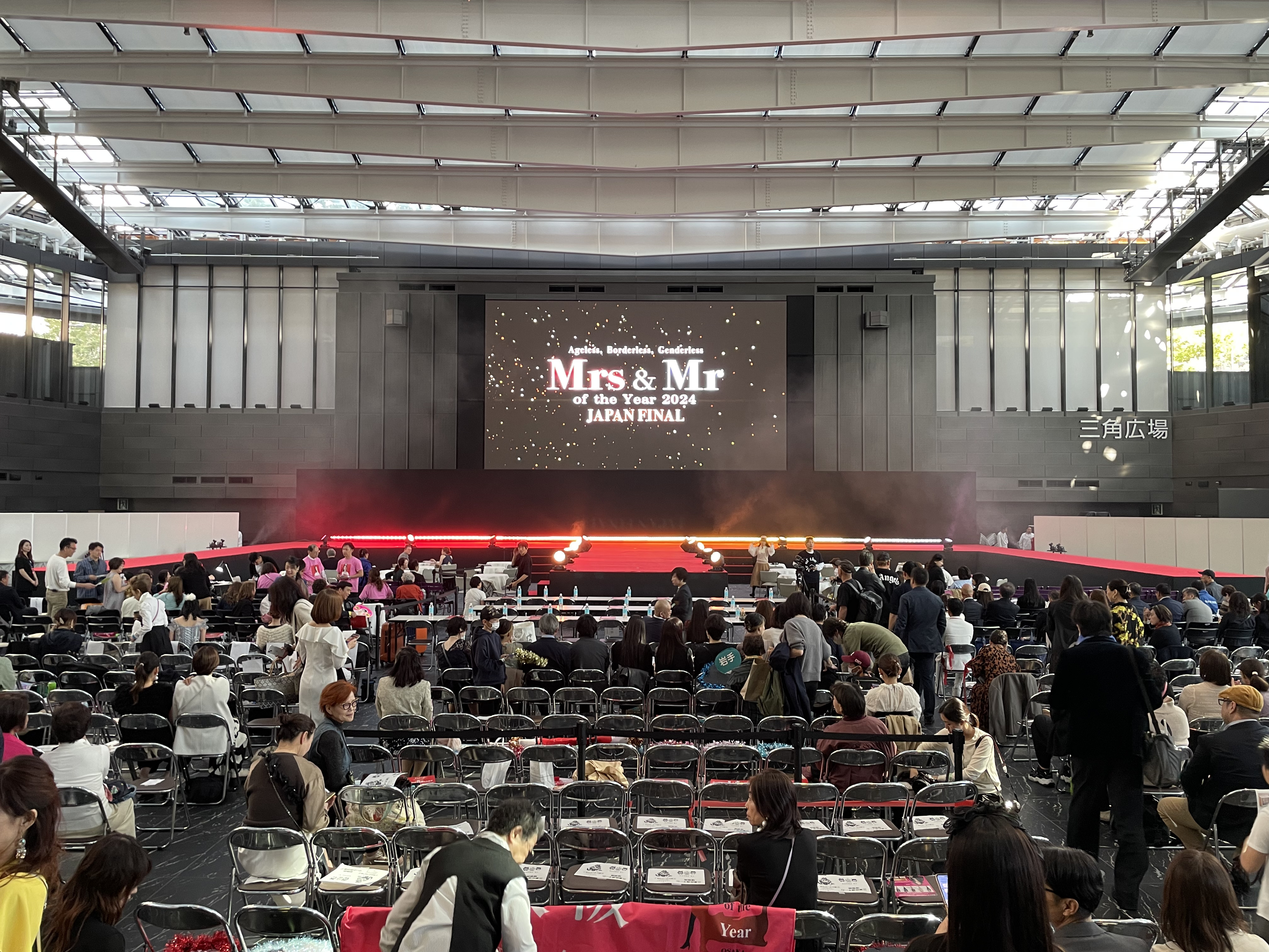 会場の大型LEDビジョン