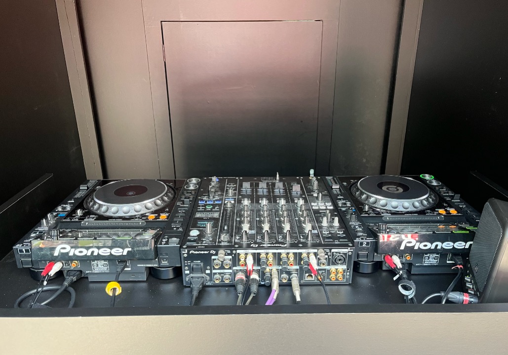 DJ機材の設置、調整