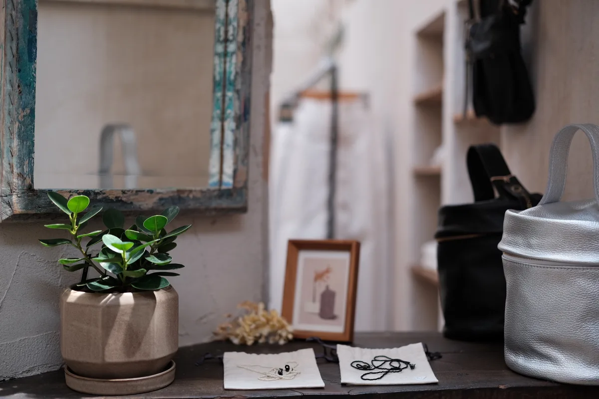 decolle 店内・アパレルと植物の売場を入口側から