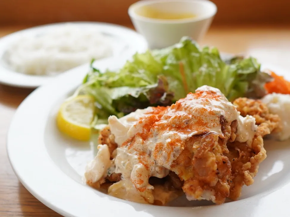 看板メニューの料理写真。チキン南蛮か季節のパスタの寄り(⚠ピザは提供していない)