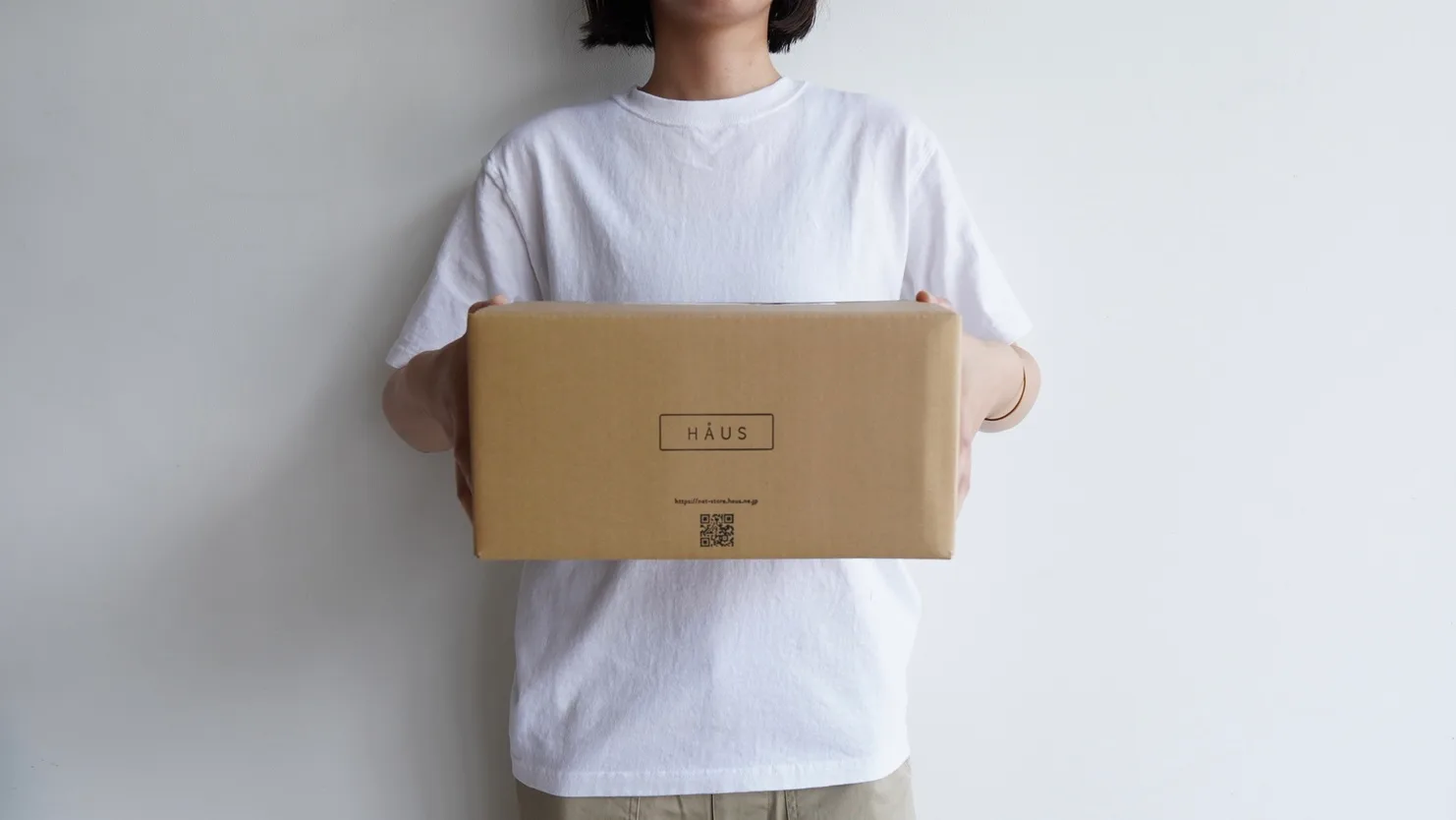 オンラインストア導線用。梱包・発送の風景か、ネットでも買える商品の物撮り（横長）