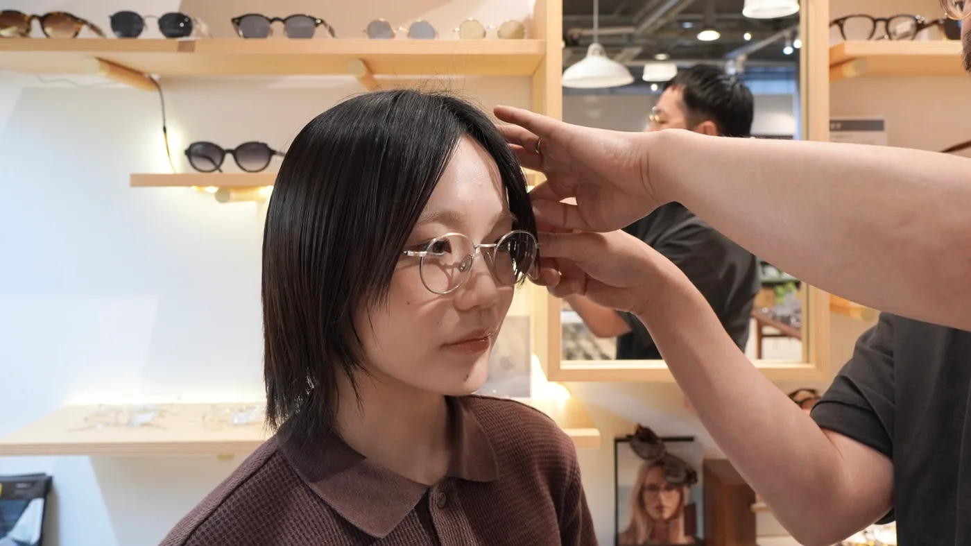 眼鏡作製技能士がフィッティングを行っている手元。工具と顔まわりが写る寄り(お客様の顔は入れない構図で)