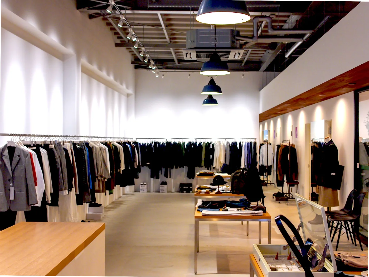店内の全景。入口から奥へ抜ける視線で、ショップとカフェがひとつの空間にあることが伝わる引き