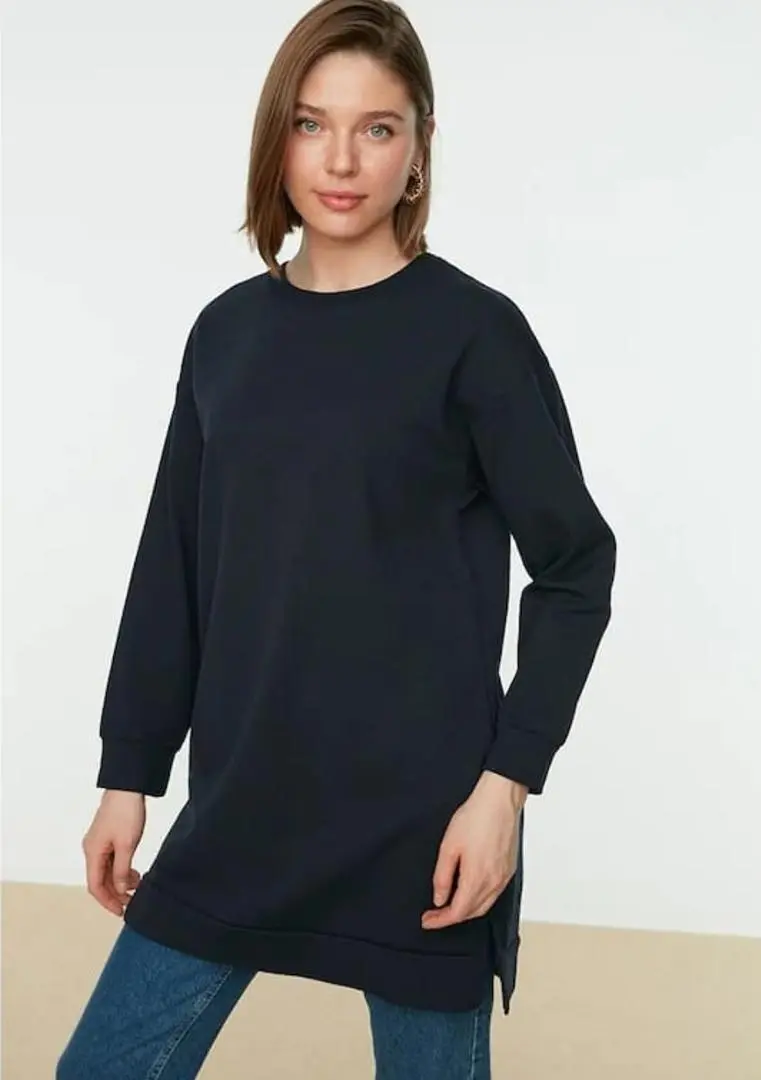 long side cut black sweater 