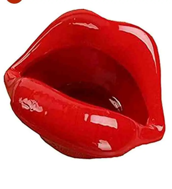 Lip style ashtray