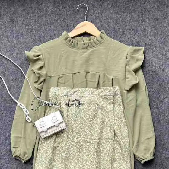 33. Set crinkle blouse and skirt floral