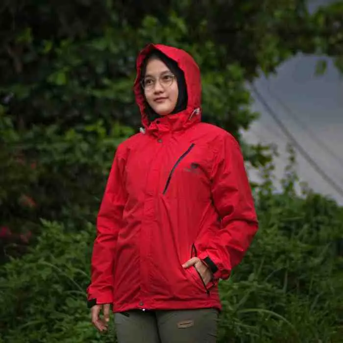 41. Jaket hiking waterproof