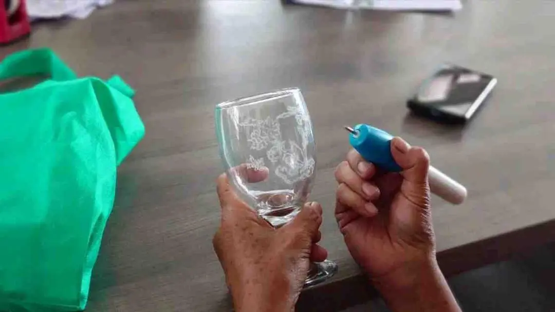 Bimbel Lansia Menggrafir Gelas