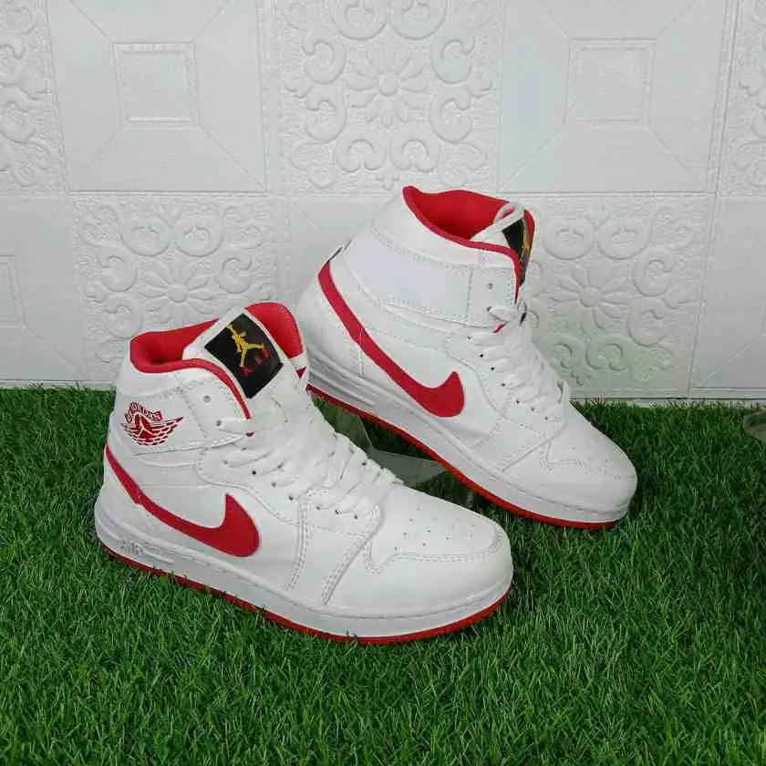 Sepatu putih merah
