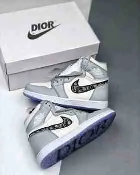 Sneakers pria Dior 