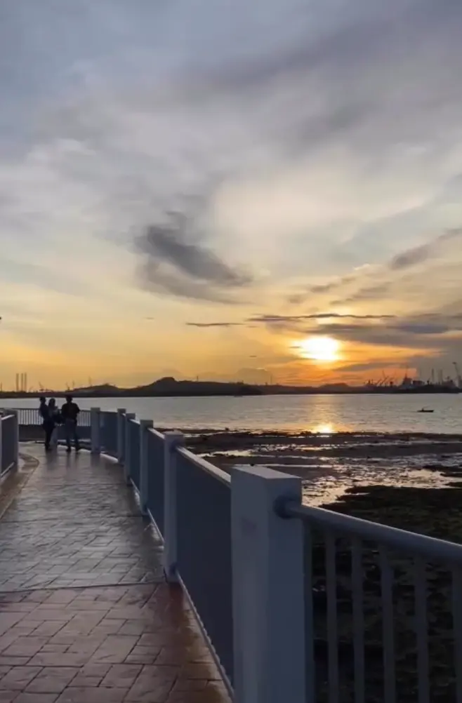 Bersantai di Tanjung Riau