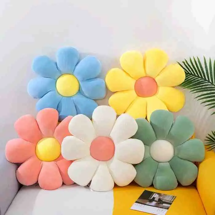 7. Bantal Bunga