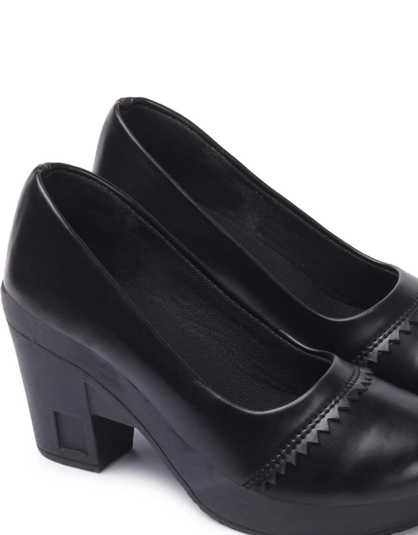 Black pumps 