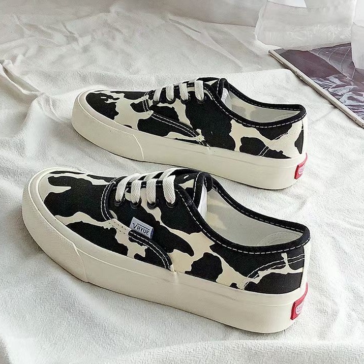 60. Sneakers motif sapi