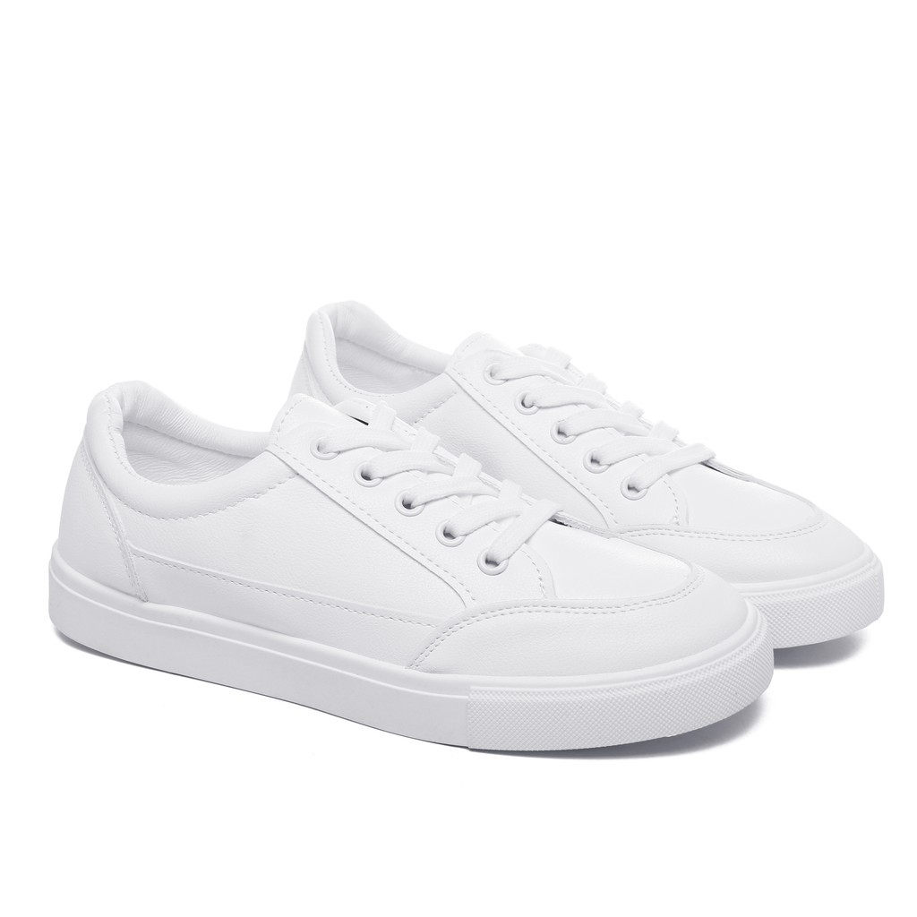 28. Sepatu putih