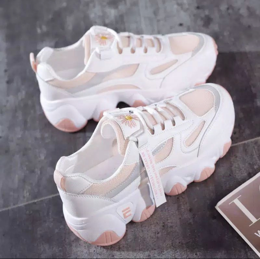 28. SNEAKERS KOREA PINK