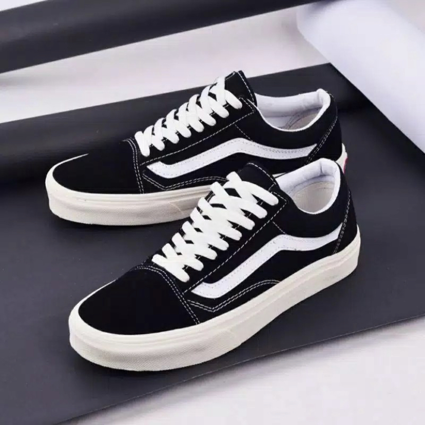 200. SEPATU VANS