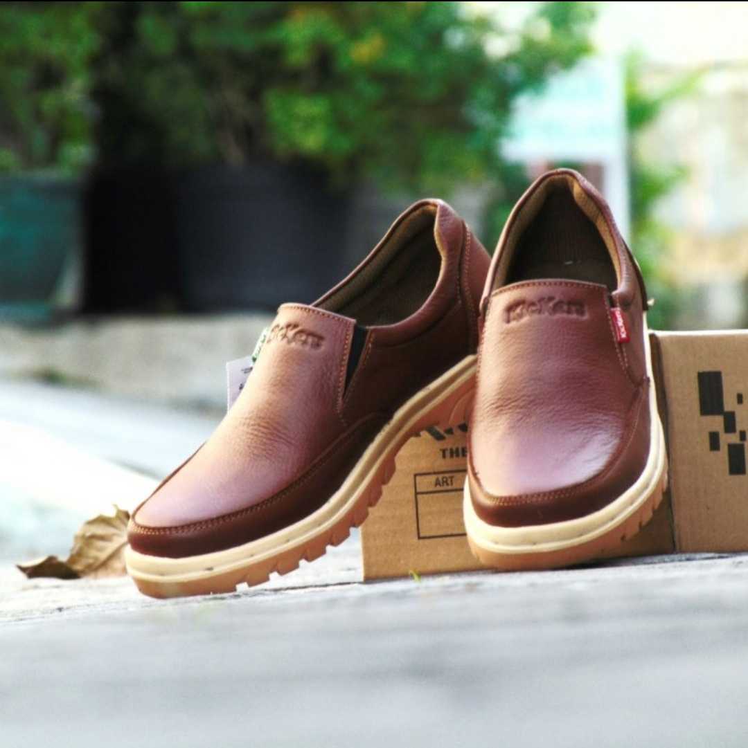 Sepatu coklat
