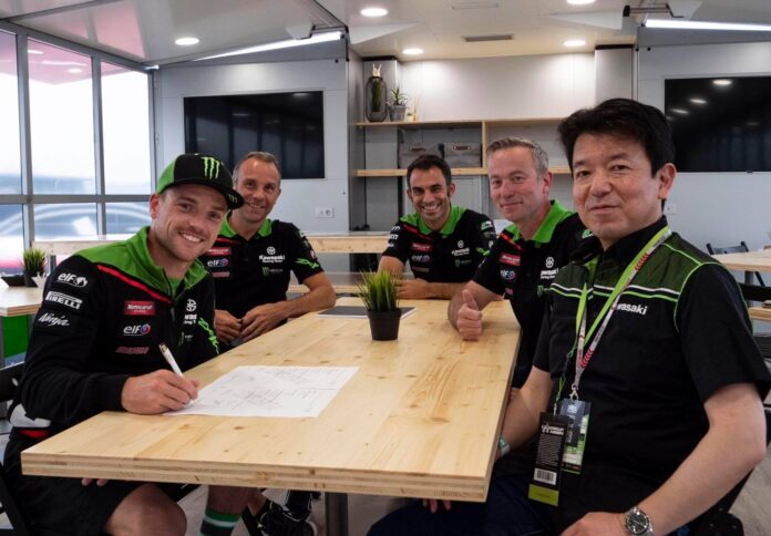 Lowes Re-Signs With Kawasaki Racing Team