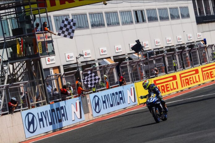 Aegerter claims Race 1 victory after titanic Odendaal battle