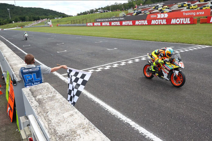 Steeman storms WorldSSP300 with dominant Race 1