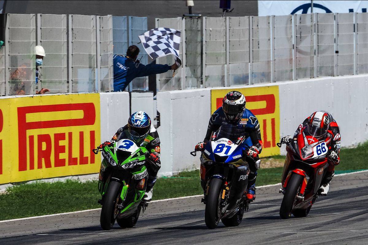 Gonzalez claims Race 2 victory by just 0.021s ahead of De Rosa