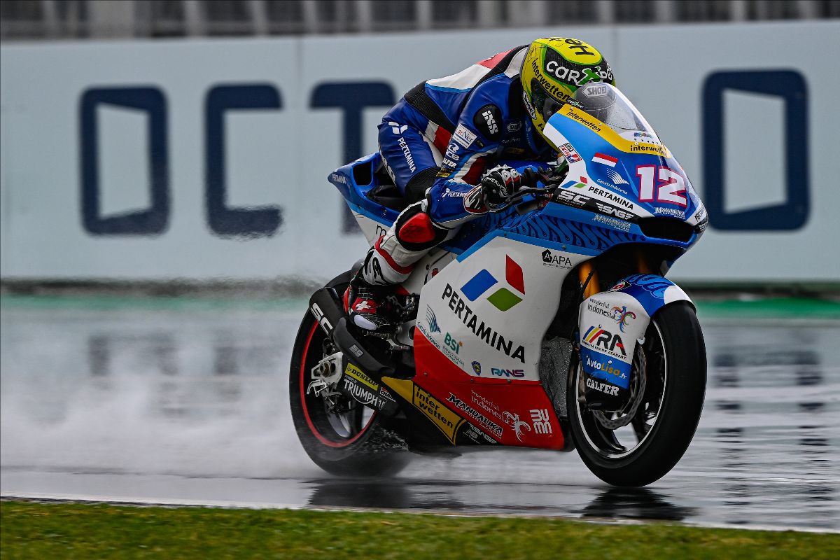 Luthi leads Bezzecchi on a rainy day for Moto2