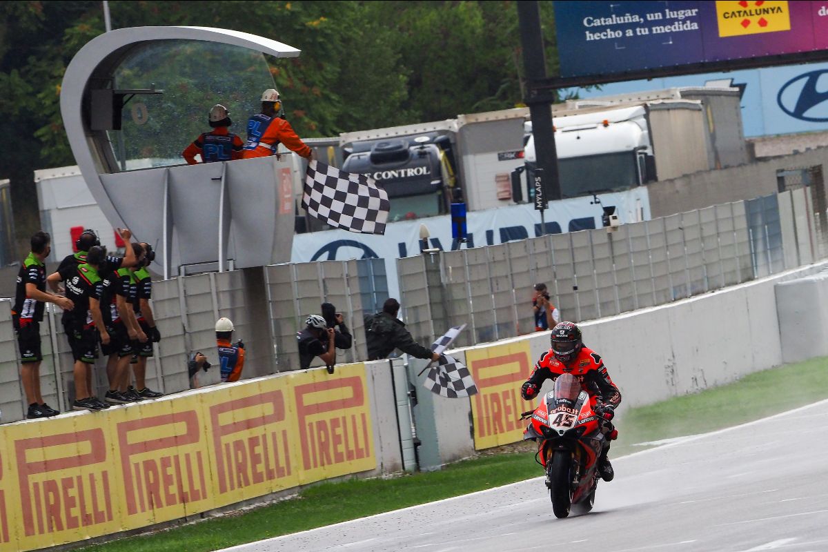 Redding heads historic Ducati 1-2-3 in epic wet Catalunya Race