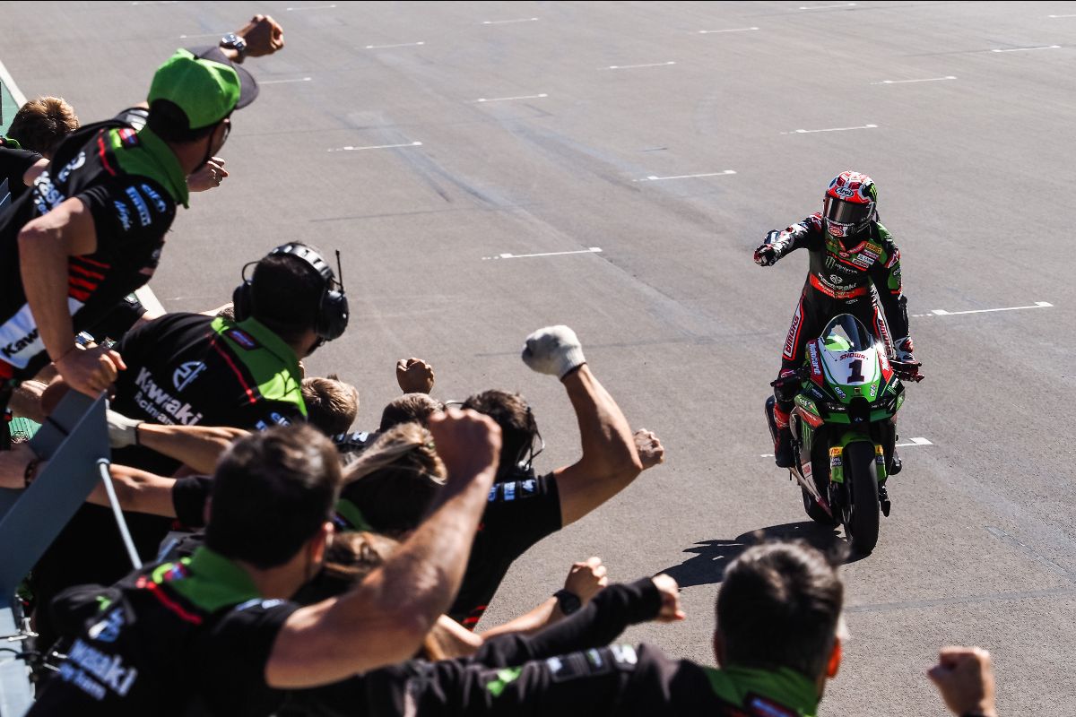 Rea responds from double Portimao DNF with commanding win