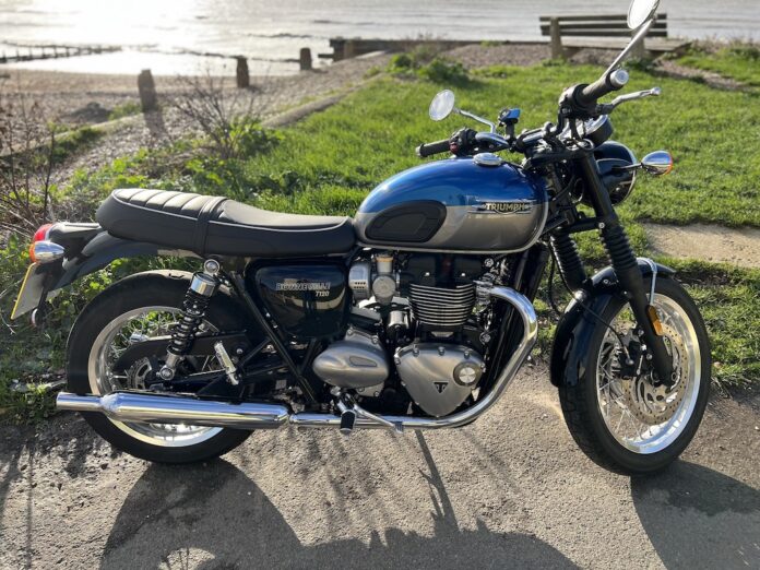 Triumph Bonneville T120 Review 01