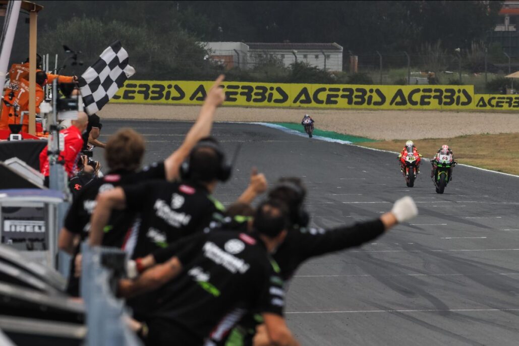 Rea takes back-to-back last lap victories