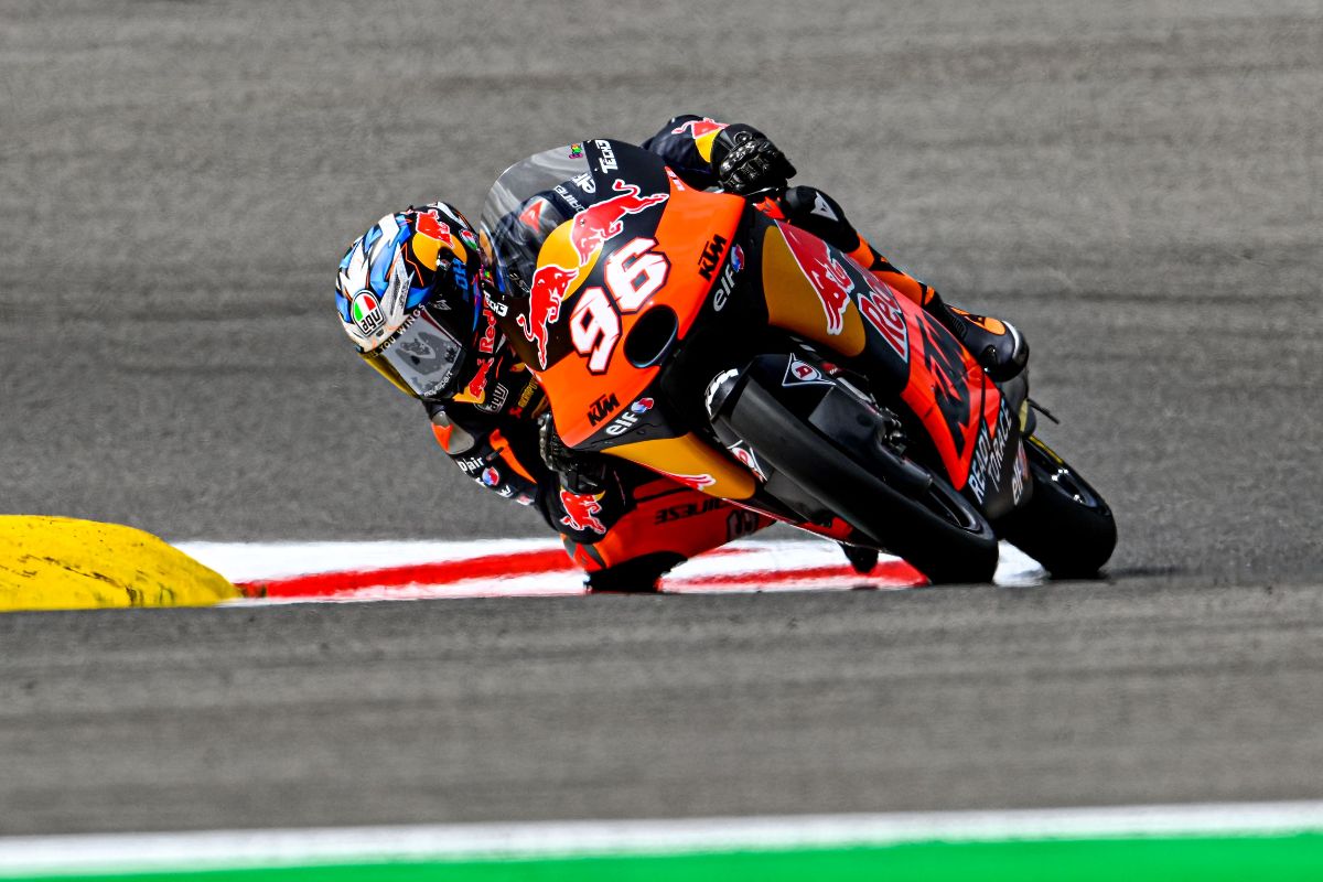 Holgado heads Moreira in Moto3