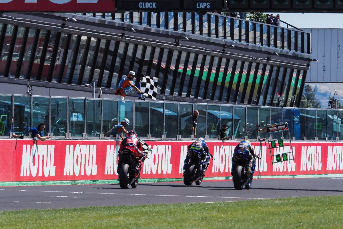 Six in a row for Aegerter, Baldassarri and Bulega keep the pressure on