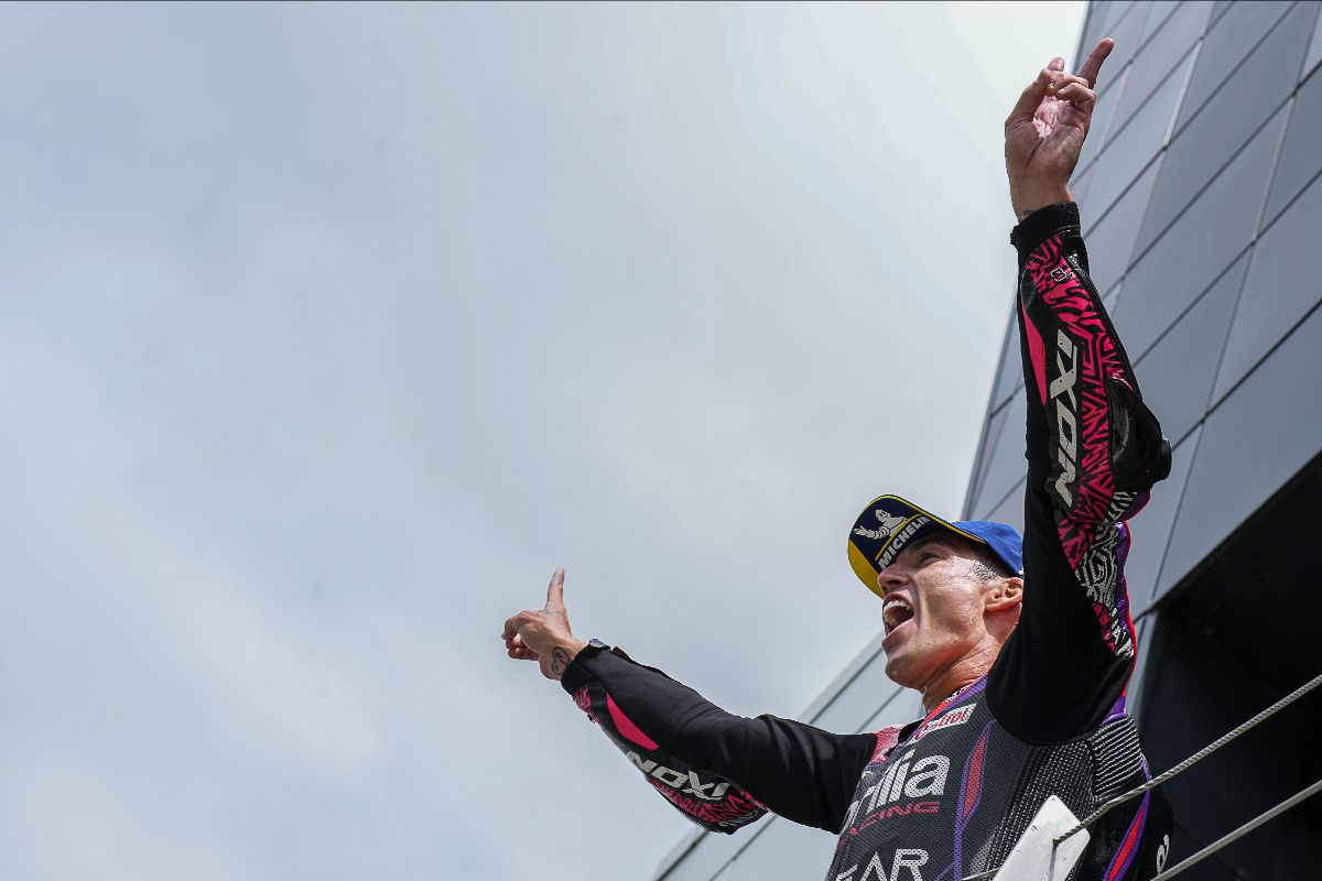 Aleix Espargaro snatches victory in a last lap barnstormer at the British GP