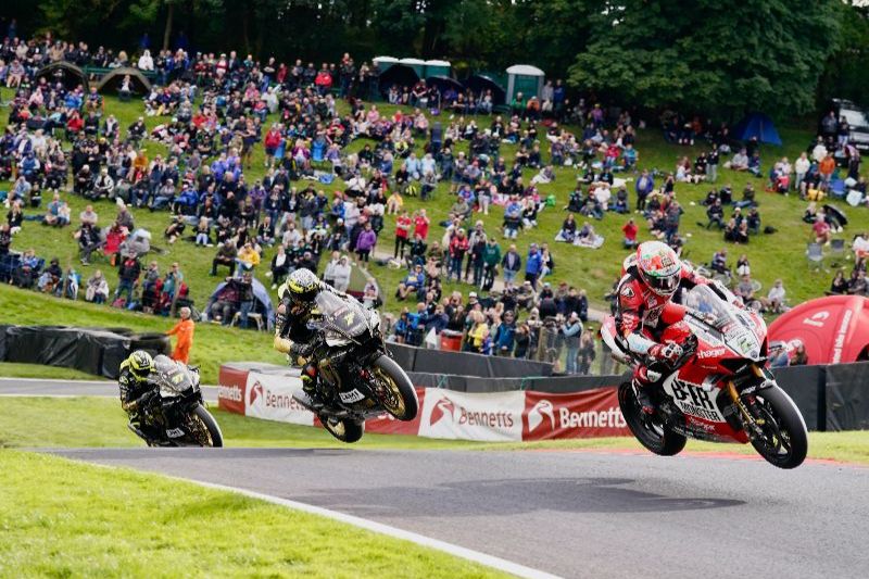 Irwin Wins His 200th Bennetts Bsb Race With The Top Four Covered By 0.472s At Cadwell Park