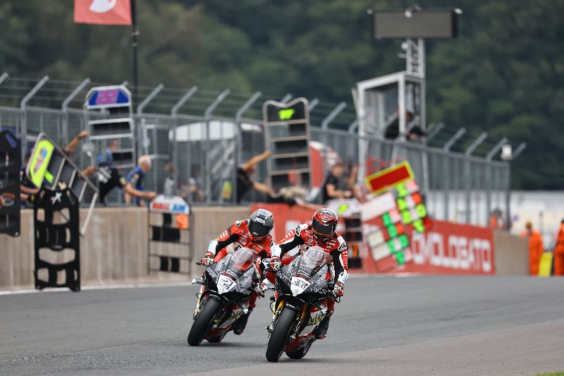 0.5 Point Separates Irwin And Bridewell In Title Fight After Intense Oulton Park