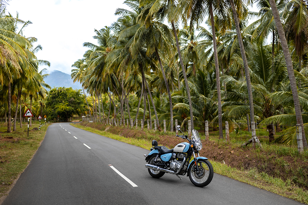 The Royal Enfield Reveal Striking New Meteor 350 Aurora Range